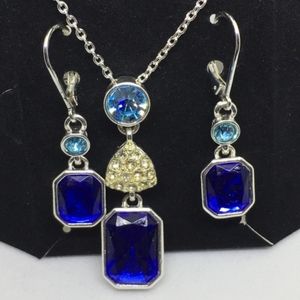 AVON - SPARKLE SURPRISE NECKLACE AND EARRING SET